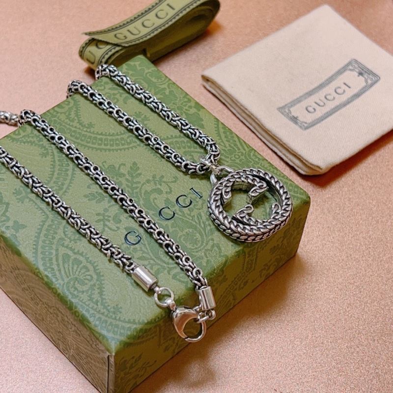 G*u*i necklaces